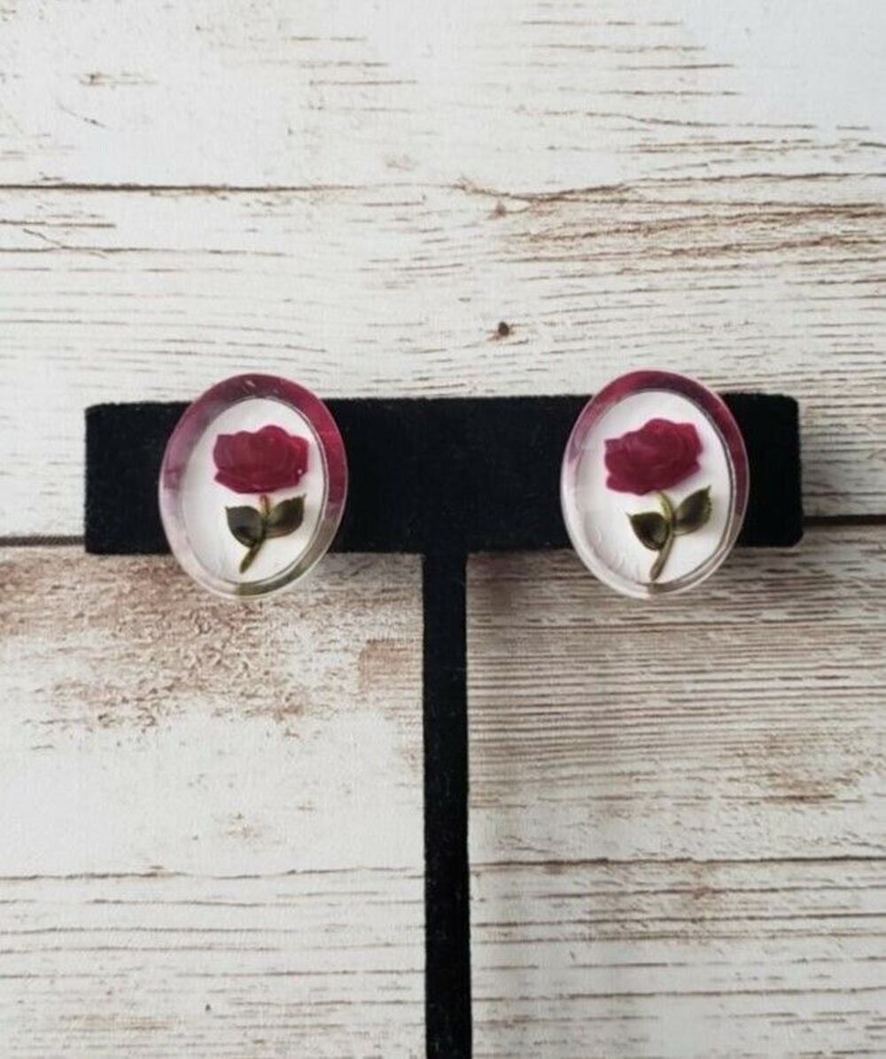 Vintage Screw On/Screw Back Earrings Rose within an Oval